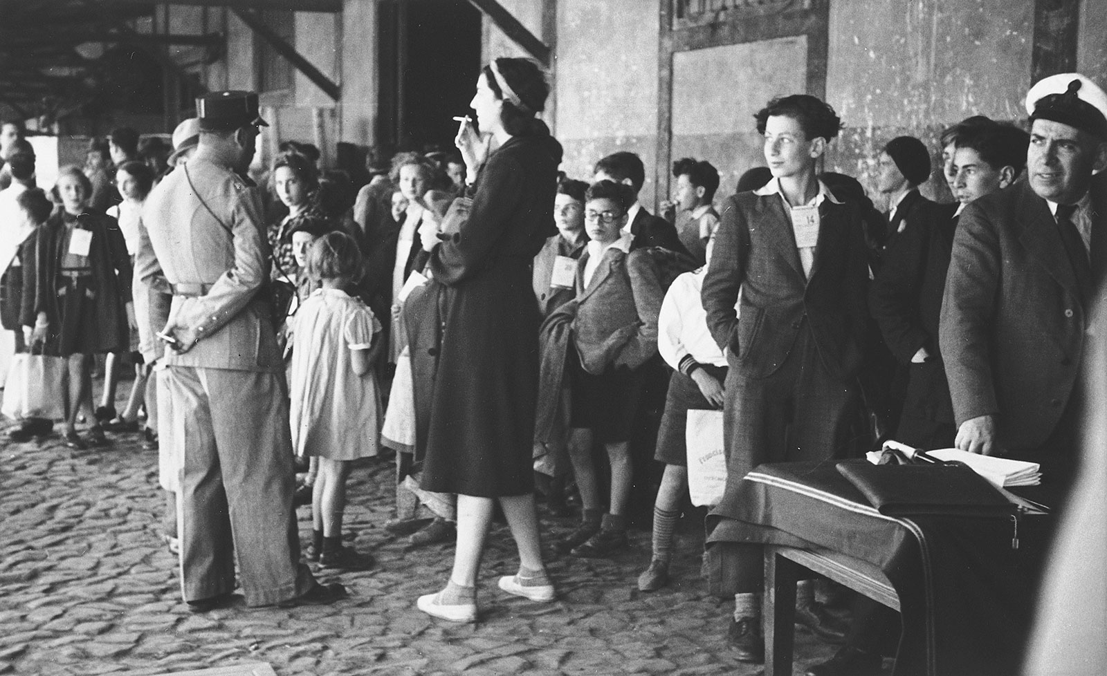 Grupo de crianças refugiadas esperam no porto de Lisboa para embarcar no SS Mouzinho (20 Agosto 1941). Source Record ID: Collections: 2003.285.&nbsp;© United States Holocaust Memorial Museum, proveniência de Milton Koch