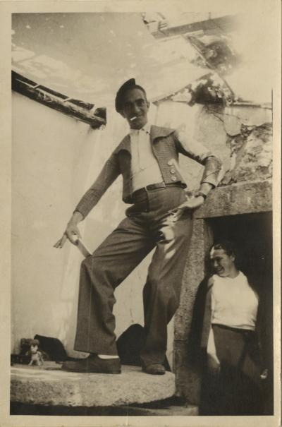 Almada e Sarah em Bicesse, brincando. c. 1942.